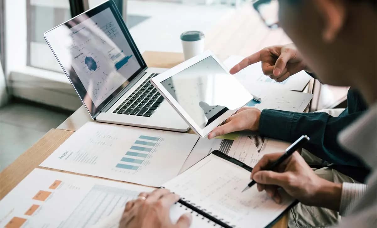 diretores de tecnologia e equipes externas colaborando em projeto ágil de software